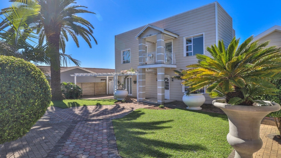 6 Bedroom Property for Sale in Heiderand Western Cape